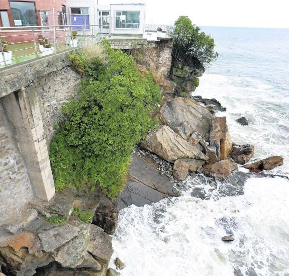 Aspecto del derrumbe del acantilado bajo el club. 