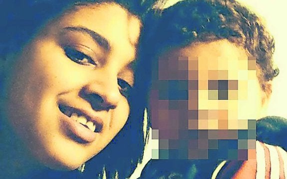  Fadila C. De origen marroquí, cumplirá 22 años el próximo mes. Aseguró que desconocía que su hijo estaba muerto, que se enteró por la Policía cuando fue detenida en León y que pensaba que el pequeño, de dos años, estaba al cuidado de su familia en Estepona.