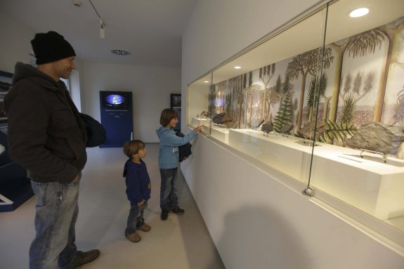 Tres de los visitantes del Museo de la Mina de Arnao, ayer por la tarde. 