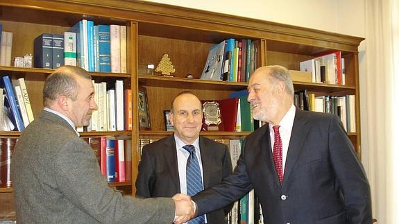 Gabino de Lorenzo, delegado del Gobierno en Asturias, saluda a  Luis Fernández, en presencia de Esteban Suárez 