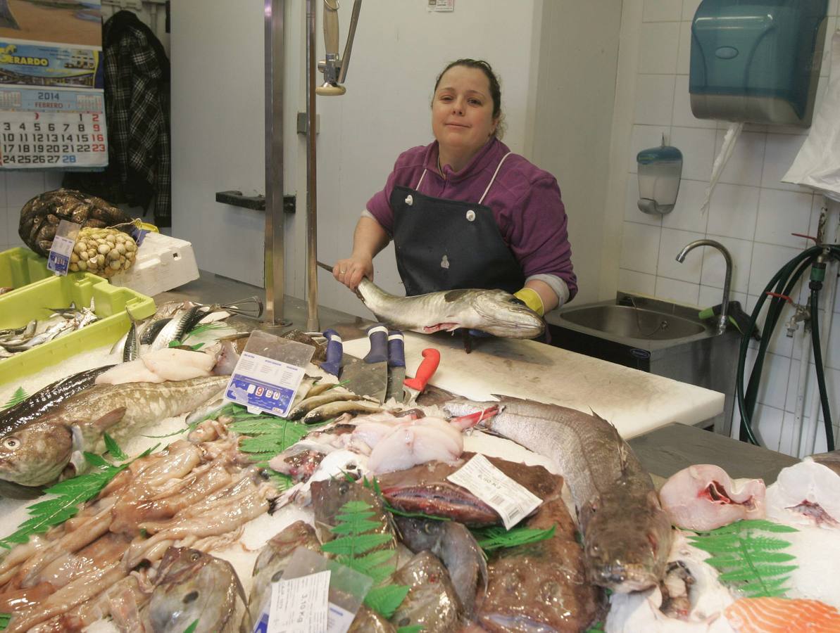 Una pescadera en su puesto del Mercado del Sur. 