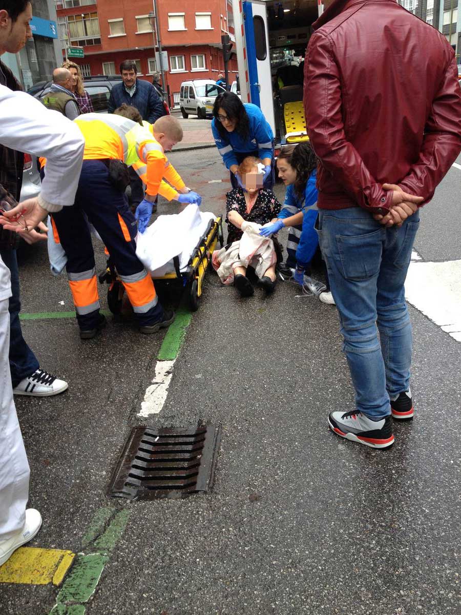 La mujer atropellada, atendida por los sanitarios en la calle 