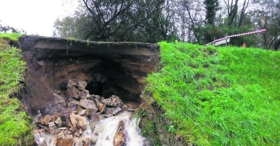 El firme ha quedado suspendido en un tramo de la carretera AS-31, principal acceso al polígono industrial de Barres. 