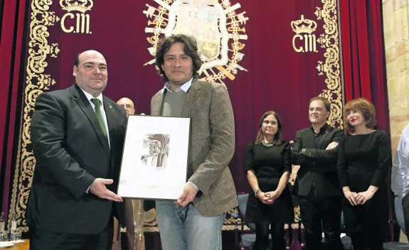 Jeremías Gamboa, en el Reconquista, recibe del alcalde de Oviedo su PremioTigre Juan. 