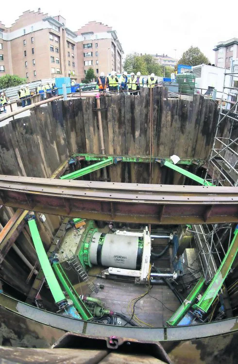 Visita de autoridades al pozo de ataque de la microtuneladora en la calle San Avelino. 