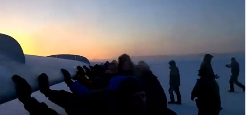 Los pasajeros de un avión en Siberia tiene que empujarla para poder despegar a 40 grados bajo cero