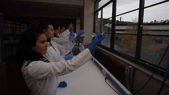 Alumnos del IES La Quintana de Ciaño haciendo prácticas de laboratorio frente a Química del Nalón.