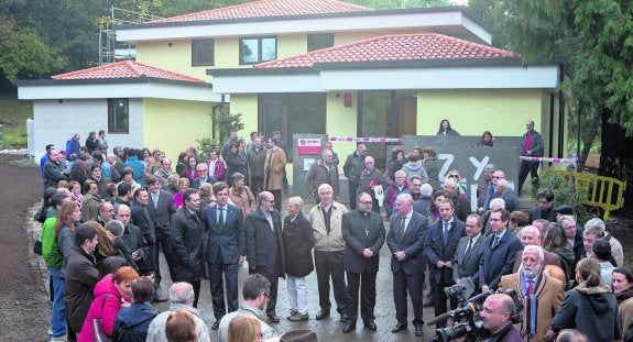 Autoridades e invitados, en el exterior de la nueva sede de La Santina, en la parroquia de Deva. 