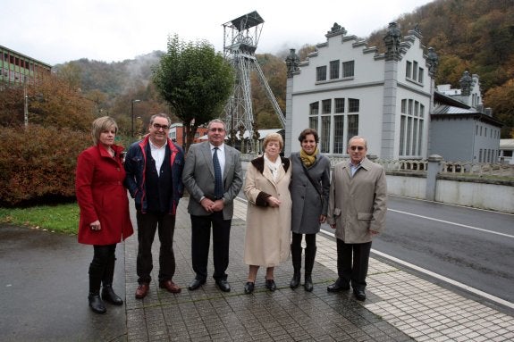 La edil de Cultura de Langreo, Ana María San Miguel; Eduardo García; Francisco Torre, presidente de San Luis; Anita Sirgo, Verónica Aranda y el edil Vicente Hernández. 