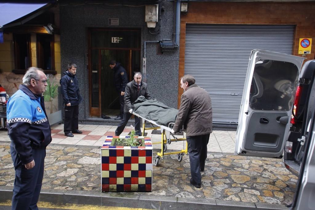 La funeraria se lleva los cuerpos sin vida del matrimonio