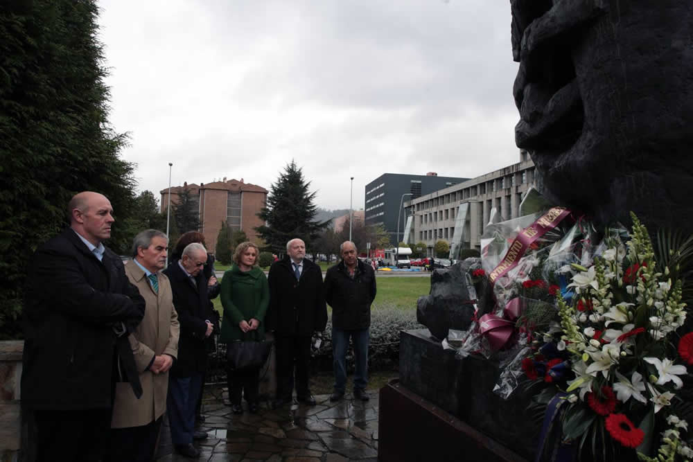 El embajador checo y el alcalde de Mieres, ante la ofrenda floral. 