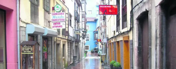 La calle Infante, en el centro de la villa riosellana, contará este año con iluminación navideña. 