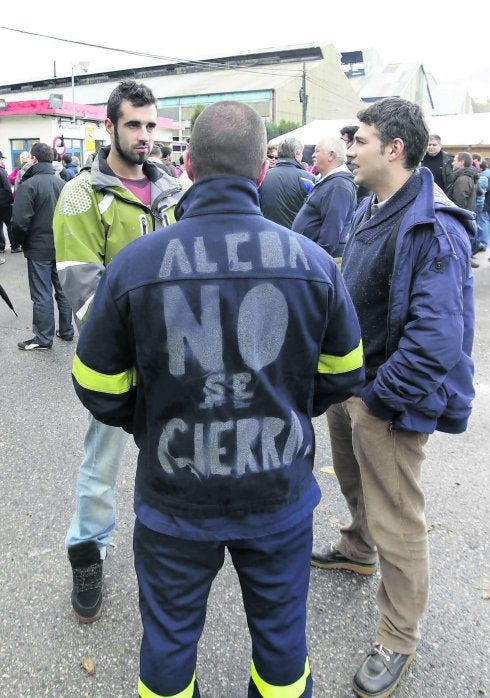 Trabajadores concentrados a la entrada de la factoría el pasado viernes. 