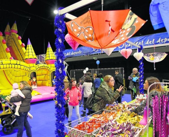 El mercado celebrado en el Corredoria Arena. 