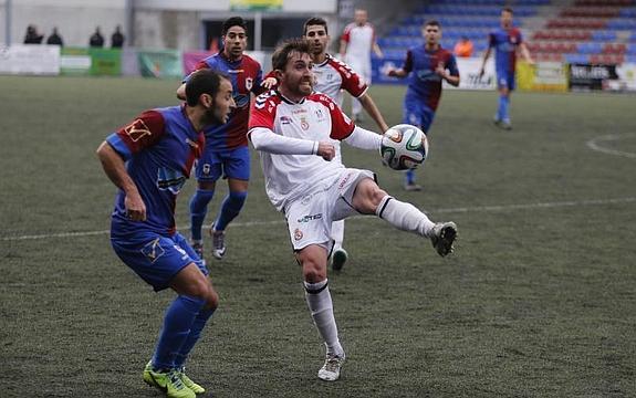 Un lance del encuentro disputado entre el Langreo y la Cultural Leonesa. 