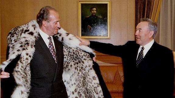 El presidente kazajo, Nursultan Nazarbayev, regaló un abrigo al Rey en 1998.