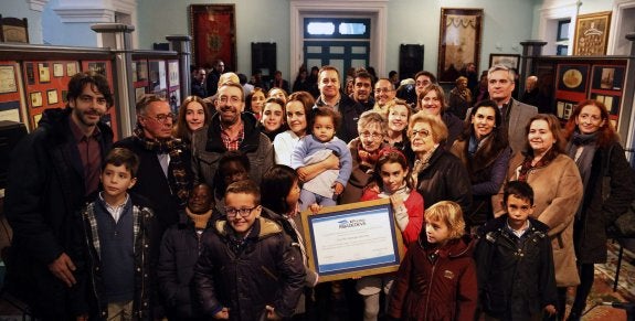 Una amplia representación familiar de Pío Noriega Sánchez que ayer acudió a Colombres para arropar con su presencia los actos de homenaje a su antepasado. 