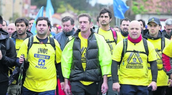 Cabecera de la marcha de ayer por las carreteras de la comarca. 
