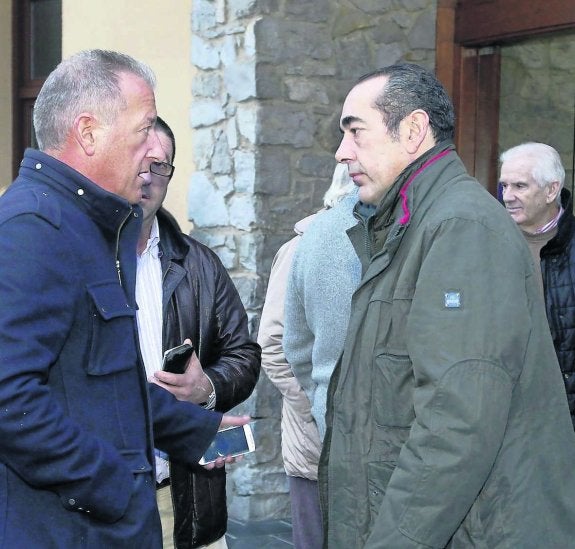 El alcalde maliayo, José Manuel Felgueres, charla con el secretario general del PP, Fernando Goñi, en el tanatorio de Valdediós. 