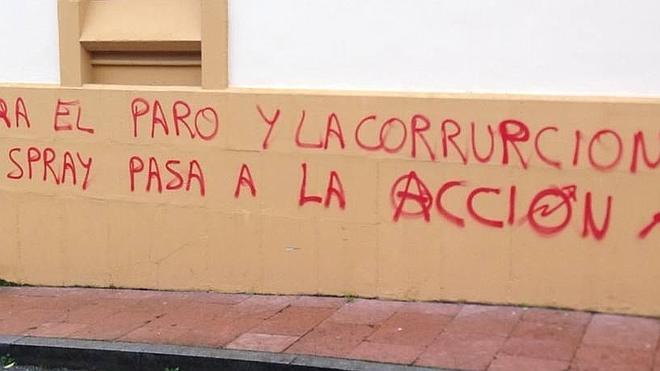 En el edificio de la Obra Pía aparecieron pintadas con simbología comunista y anarquista.