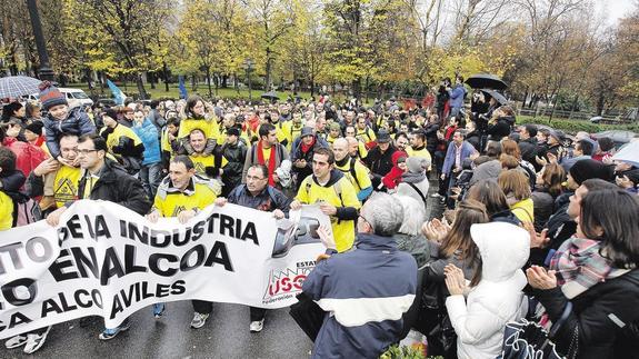 La marcha a pie de los trabajadores lleva hasta Oviedo el rechazo al cierre de Alcoa