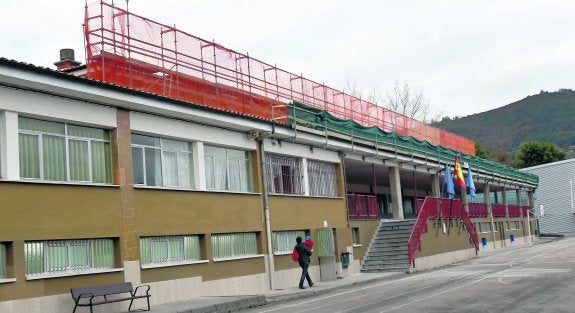 Las obras del colegio Juan Rodríguez Muñiz de Las Campas comenzaron el jueves con la colocación de vallas protectoras. 