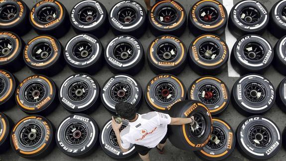 Un mecánico de McLaren coloca ruedas para un Gran Premio.