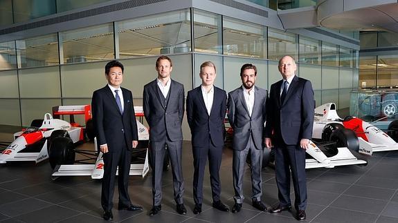 Los pilotos del equipo junto a Ron Dennis y un responsable de Honda en la presentación de esta mañana. TWITTER