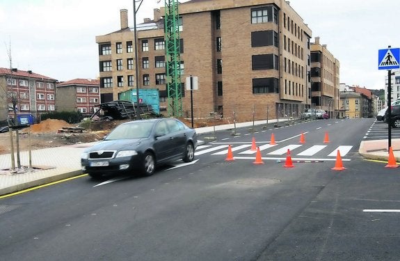 Imagen del nuevo pavimento de la calle José Manuel Quirós, en Pola de Siero.