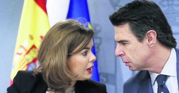 José Manuel Soria y Soraya Saenz de Santamaría, durante la rueda de prensa de ayer tras el Consejo de Ministros. 