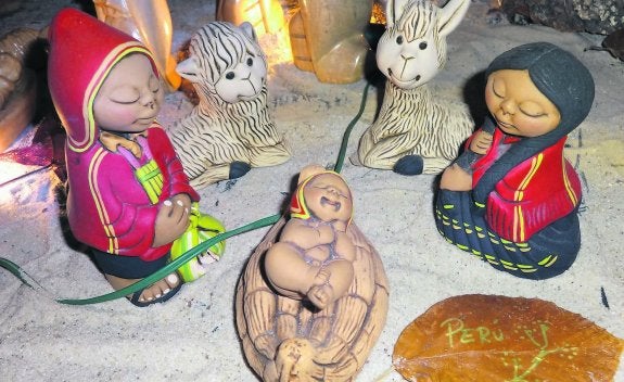 Nacimiento inca, con atuendos propios del Perú y animales de la región andina .
