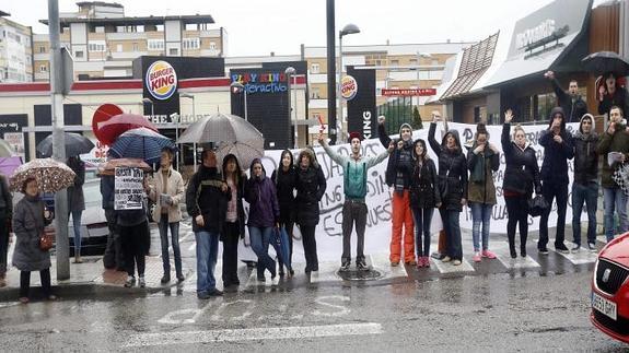 Algunos trabajadores de Burguer King protestan por las condiciones laborales 