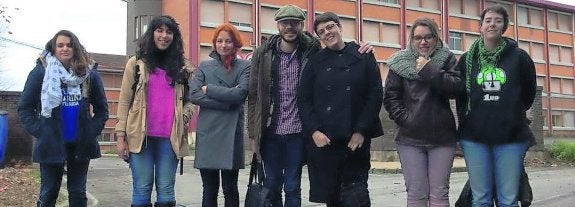 Por la izquierda, las alumnas Patricia Barreda, Mónica Arias y Daria Fedotova, los profesores Job Sánchez y  Soraya Andrés, y las también estudiantes Sara Díaz y Ana Andrés, algunos de los encargados de acometer el proyecto en la Escuela Superior de Arte en Valliniello. 