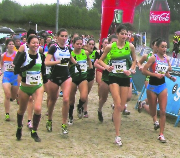 Las participantes en la prueba femenina inician la carrera. 