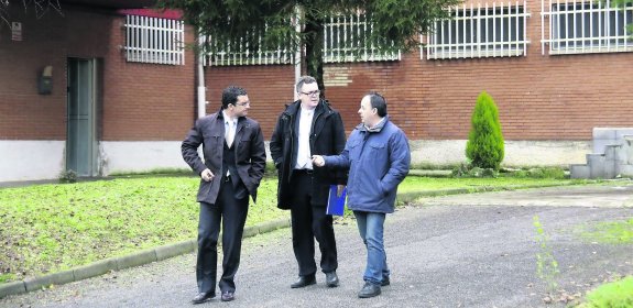 El notario de Cangas de Onís, el responsable de la empresa consultora con la que trabaja la Mancomunidad y el presidente del organismo, salen del matadero de Margolles. 