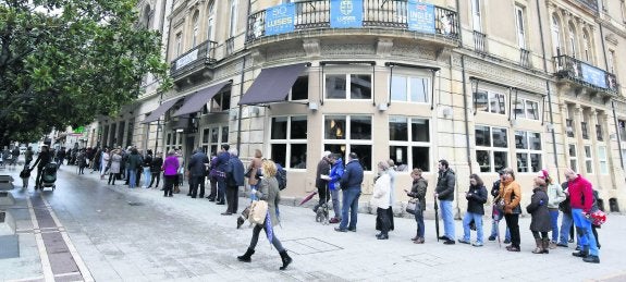 La cola se extendía a mediodía desde la taquilla del teatro hasta la esquina del Café Dindurra. 