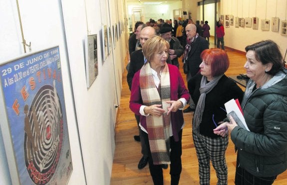 La alcaldesa visita la exposición acompañada de Tita Caravera y Carmen Vila, de la federación de asociaciones de vecinos.