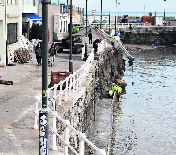 Trabajos para reforzar el muro del malecón.