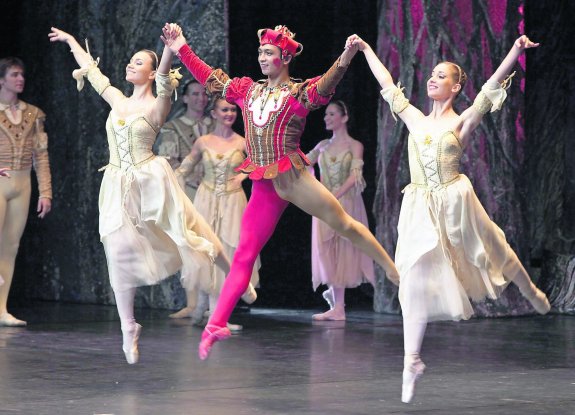 El Ballet Imperial Ruso llenó el auditorio del Centro Niemeyer con 'El Lago de los Cisnes 