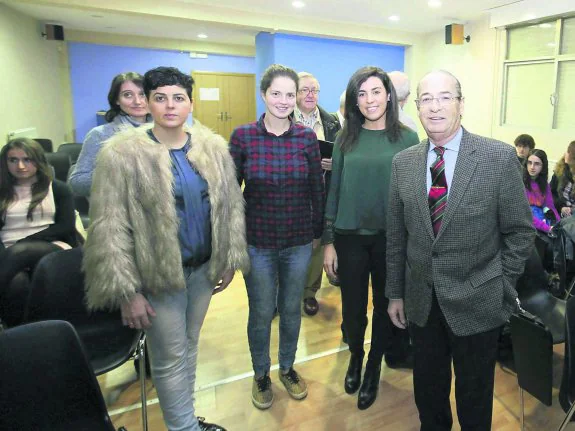 De izquierda a derecha, Marta García, las nutricionistas Araceli Llerandi y Laura Sánchez y el doctor Jesús Bernardo, nutriólogo. 