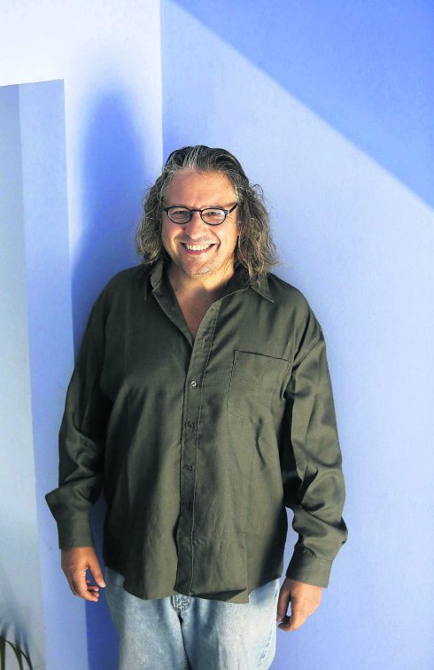 El escritor Rubén Figaredo, en Gijón. :: CITOULA