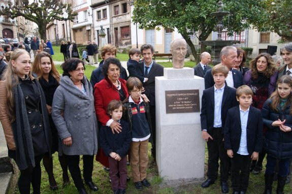 Los familiares de Federico García y el alcalde de Villaviciosa, José Felgueres, ayer, junto al busto. 