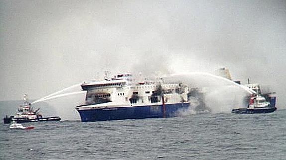 Imagen del barco incendiado. 