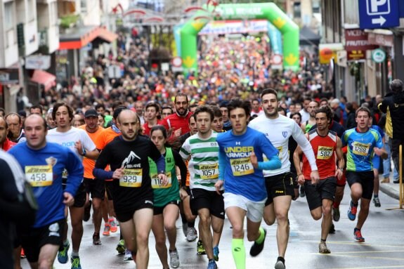 Ciento de corredores se adueñaron de las calles polesas durante la San Silvestre. 