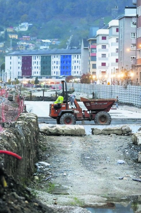 Obras de soterramiento de la línea de Feve. 