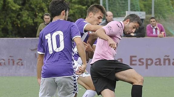 Rubén Rivera, de rosa, en el partido de Valladolid, donde marcó su único gol. 