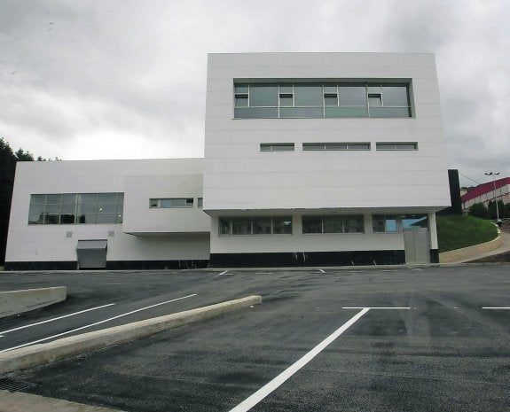 Edificio de las piscinas de Corvera, escenario de las primeras investigaciones de la 'trama del agua' en Asturias. 