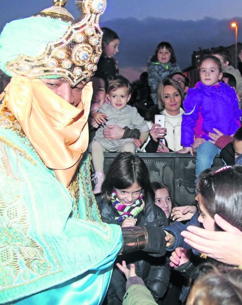 Baltasar saluda a los cientos de niños que esperaban ayer a los Reyes Magos en el Puerto Deportivo de Avilés. 