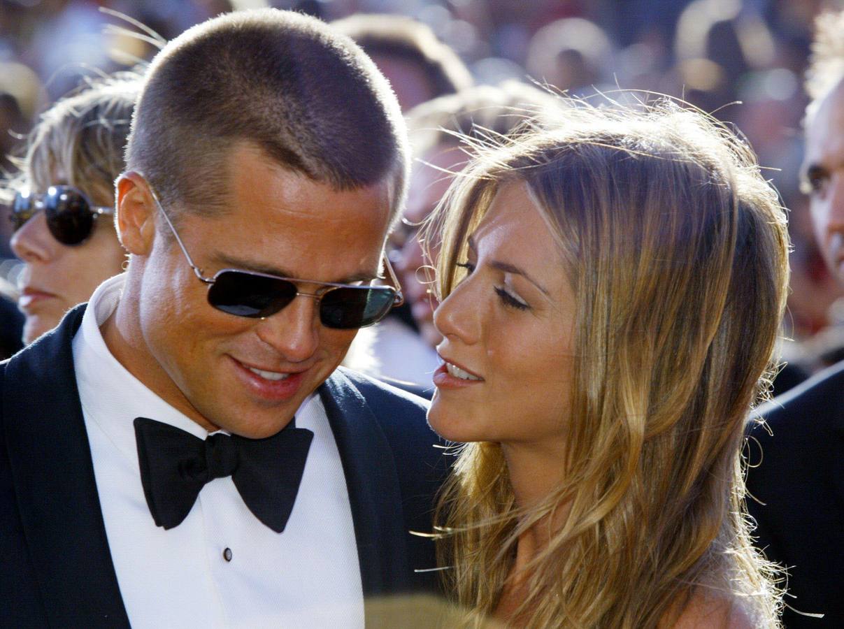 Brad Pitt y Jennifer Aniston a su llegada a la entrega de los premios Emmy 2004.