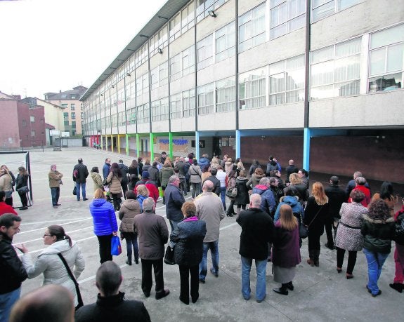 Padres a la espera de los escolares en el patio del colegio de dominicos, Santo Tomás de Aquino. 